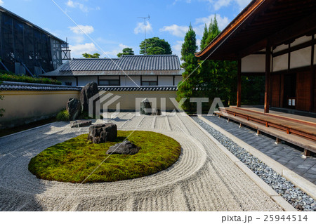 秋の大徳寺龍源院 25944514