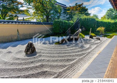 秋の大徳寺瑞峰院 25944841