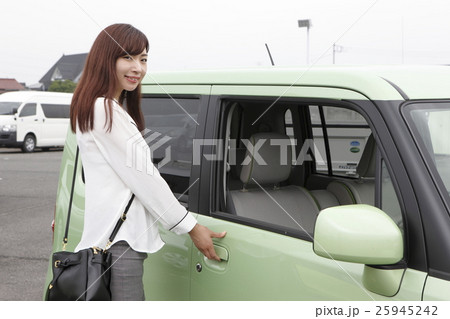 レンタカーに乗り込む若い女性 レンタカーに乗り込む若い女性 25945242
