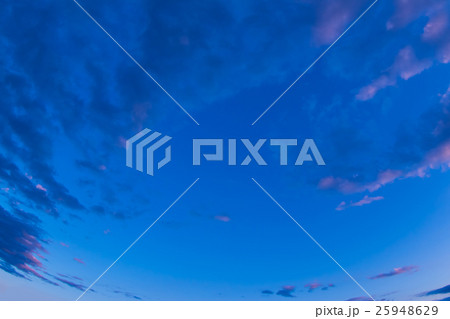 11月の夕焼けの空と雲(レタッチでより青く赤く3:2) 11月の夕焼けの空と雲(レタッチでより青く赤く3:2) 25948629