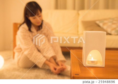 夜の部屋でリラックスする女性 25948696
