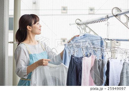 洗濯物を干す女性の写真素材 洗濯物を干す女性の写真素材