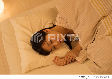 眠る女性 眠る女性 25949584