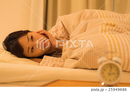 寝付けない女性 寝付けない女性 25949686