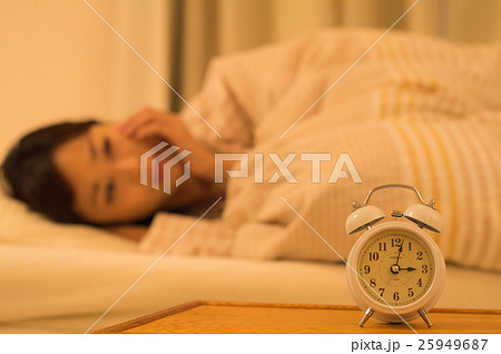 寝付けない女性 25949687