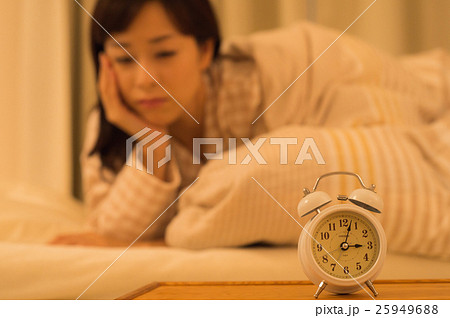 寝付けない女性 寝付けない女性 25949688
