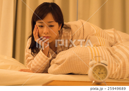 寝付けない女性 寝付けない女性 25949689
