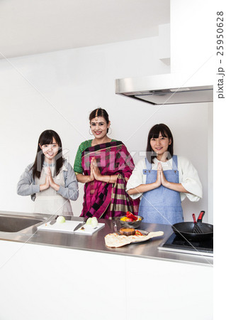 インド料理を習う若い女性たち 挨拶(ナマステ) インド料理を習う若い女性たち 挨拶(ナマステ) 25950628
