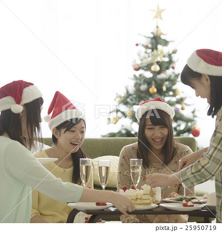 クリスマスパーティーをする4人の女性 クリスマスパーティーをする4人の女性 25950719