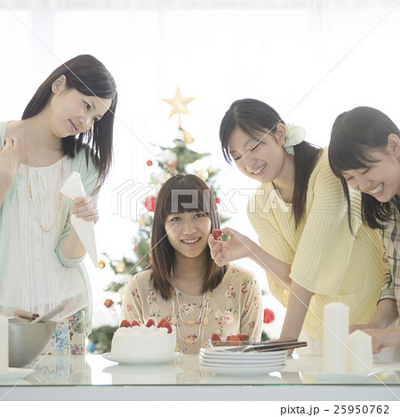 ケーキ作りをする女性 25950762