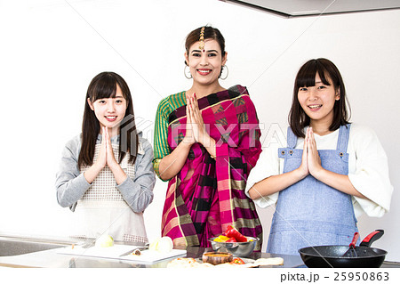 インド(ネパール風)料理を習う若い女性たち 挨拶(ナマステ) インド(ネパール風)料理を習う若い女性たち 挨拶(ナマステ) 25950863