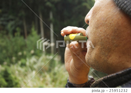 鹿笛を吹く男性 25951232