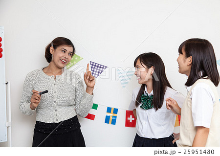 英会話教室の女子生徒と先生 英会話教室の女子生徒と先生 25951480