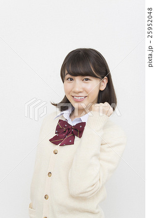 ガッツポーズする女子高生 ガッツポーズする女子高生 25952048