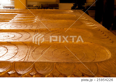 カンボジアのプノンペンにある、シルバーパゴダの敷地内に建つコエン・プリア・バット内の仏足跡 25954226