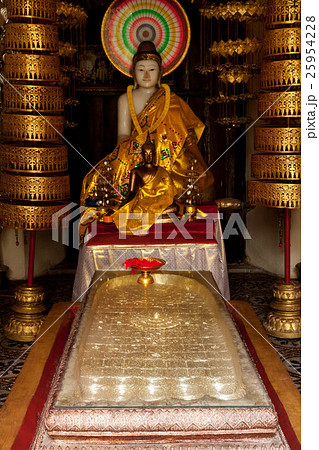 カンボジアのプノンペンにある、シルバーパゴダの敷地内の祠に安置されている仏足跡 25954228