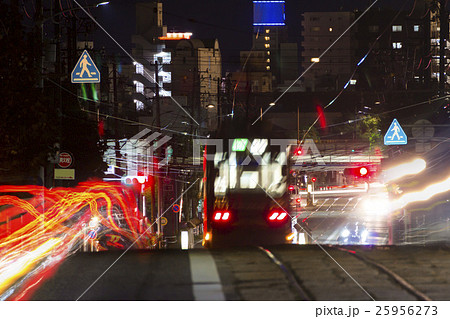 坂を下る路面電車 坂を下る路面電車 25956273