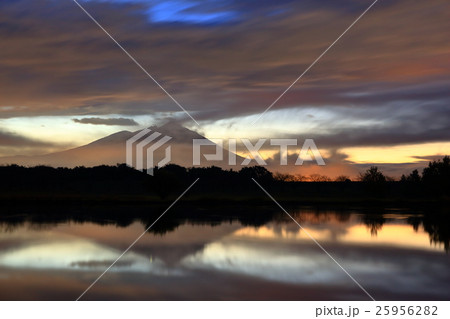朝陽の筑波山 25956282