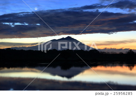 朝陽の筑波山 25956285