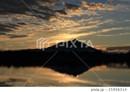 朝陽の筑波山 25956314