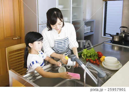家族 親子 家事 子供 女性 料理 育児 子育ての写真素材