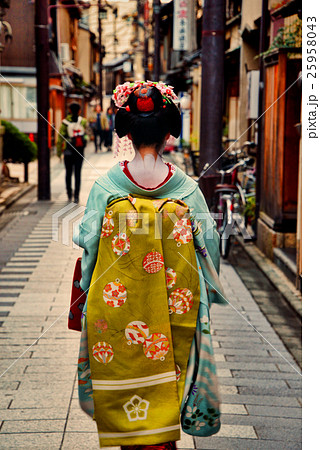 舞妓さんのいる町 祇園の写真素材