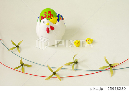 酉の置物とツクバネ 25958280