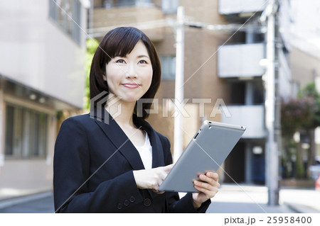ビジネス 女性 通勤 出社 タブレット 出勤 ビジネスウーマン 保険 金融 セールス ビジネス 女性 通勤 出社 タブレット 出勤 ビジネスウーマン 保険 金融 セールス 25958400