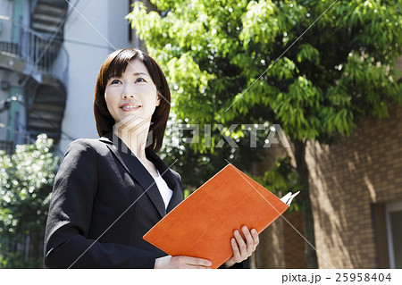 ビジネス　女性　通勤　出社　出勤　ビジネスウーマン　保険　金融　セールス 25958404
