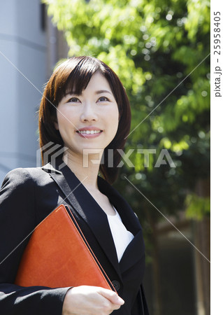 ビジネス 女性 通勤 出社 出勤 ビジネスウーマン 保険 金融 セールス ビジネス 女性 通勤 出社 出勤 ビジネスウーマン 保険 金融 セールス 25958405