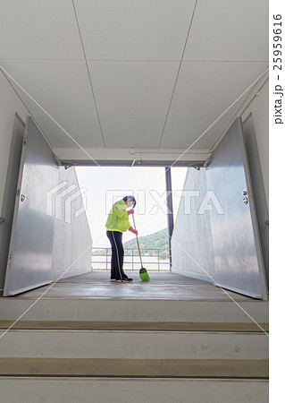 施設作業スタッフ 25959616