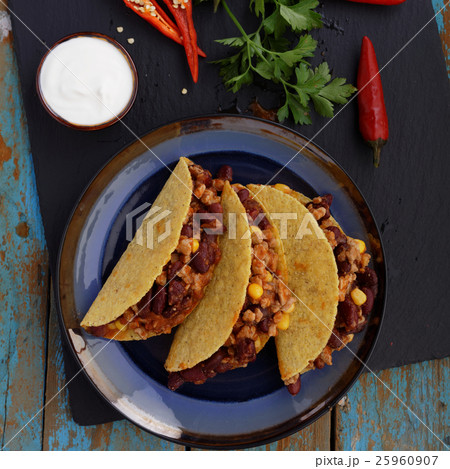 Tacos with chili con carne 25960907