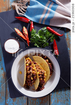 Tacos with chili con carne 25960908