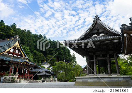 身延山久遠寺　大鐘の鐘楼と祖師堂 25961365