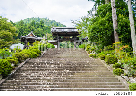 身延山久遠寺 甘露門と石階段の写真素材