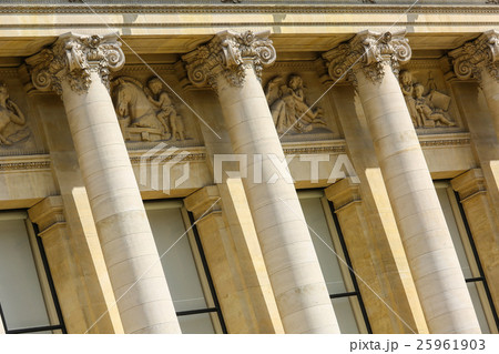 Small Palais colomn closeup in Paris 25961903