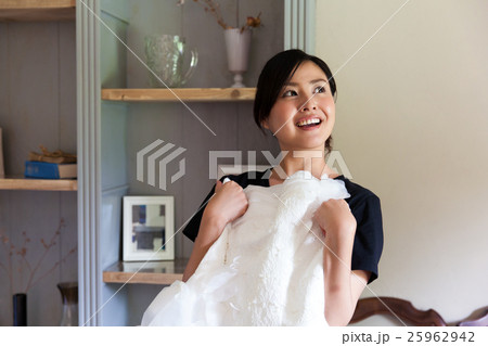 ドレスの試着 25962942