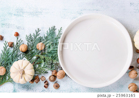 White decorative pumpkins 25963165