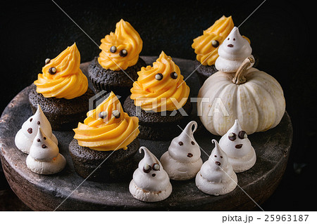 Halloween decorated sweet table Halloween decorated sweet table 25963187