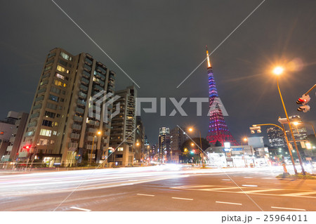 マジックハロウィンダイヤモンドヴェールの東京タワーと赤羽橋交差点の光跡 コンポジット撮影 の写真素材