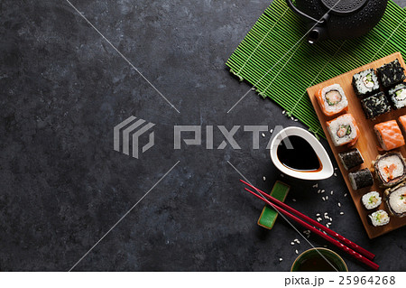 Set of sushi maki and green tea 25964268