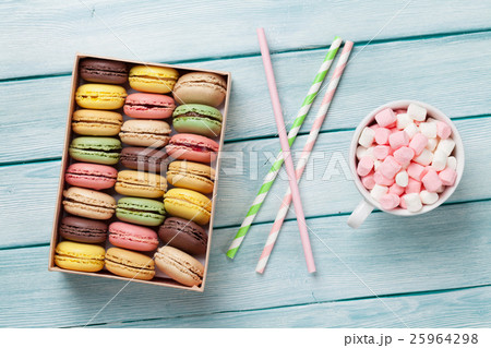 Colorful macaroons. Sweet macarons 25964298