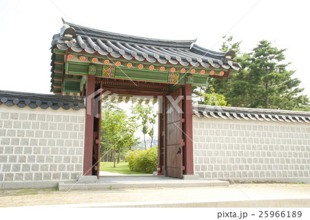 Traditional Korean gateway 25966189