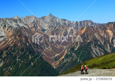 蝶ヶ岳から見る槍ヶ岳と登山者 25966650
