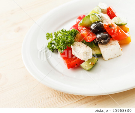 greek salad 25968330