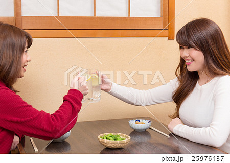 若い女性乾杯イメージ 若い女性乾杯イメージ 25976437
