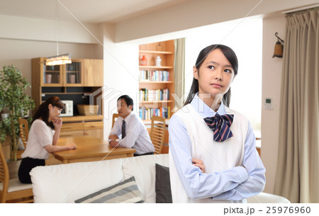 怒る中学生と両親 25976960