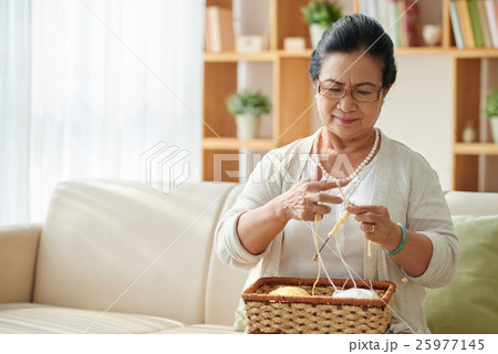 Knitting woman 25977145