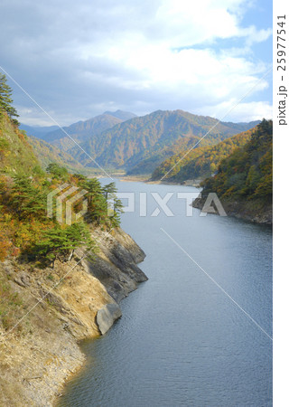 三面小国線あさひ湖 釜ノ縁橋より朝日連峰を見る 25977541