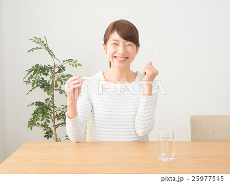 熱が下がって喜ぶ女性 25977545